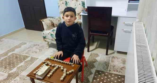8 yaşındaki çocuk, 1 yıldır biriktirdiği parayı depremzedeler için bağışladı