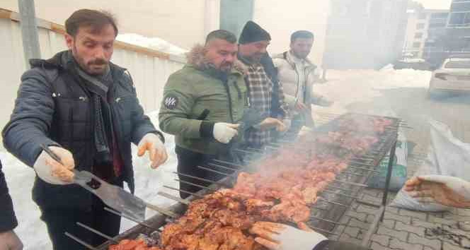 Bingöl’de mangallar depremzedeler için yandı