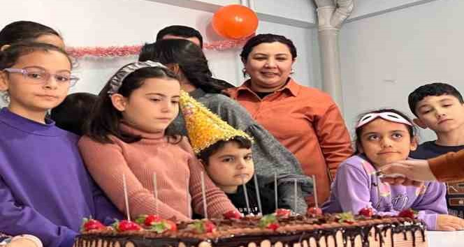 AK Parti Kırşehir teşkilatı depremzede Mustafa’nın doğum gününü kutladı