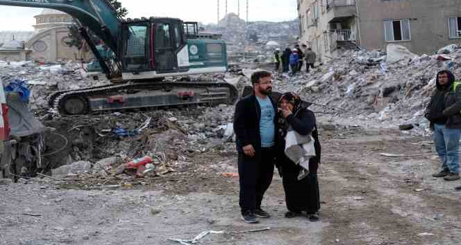 Depremde değil enkaz başında öldü