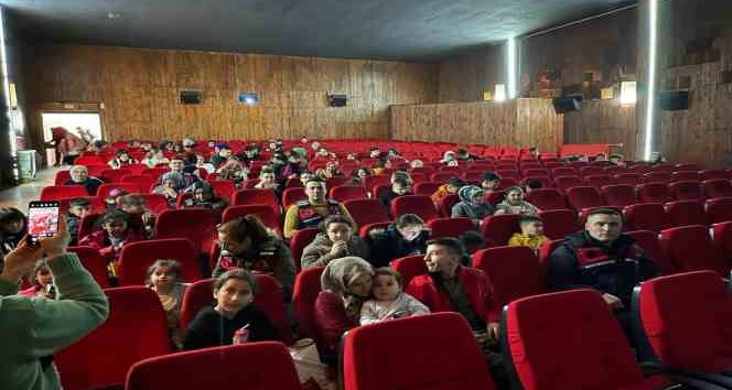 Jandarmadan depremzede çocuklara moral filmi