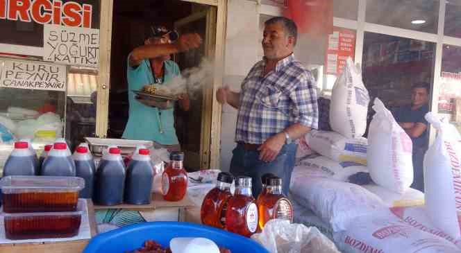 Yozgat&rsquo;ta esnaf nazardan korumak ve işlerinin iyiye gitmesi i&ccedil;in &uuml;zerlik otu t&uuml;tt&uuml;rd&uuml;
