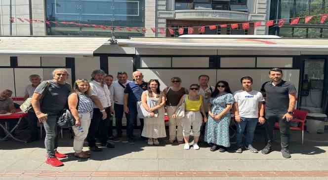 Gazeteciler azalan kan stoklara destek vermek i&ccedil;in kan verdi
