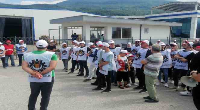 Su fabrikasında işten çıkarılan işçilerden eylem