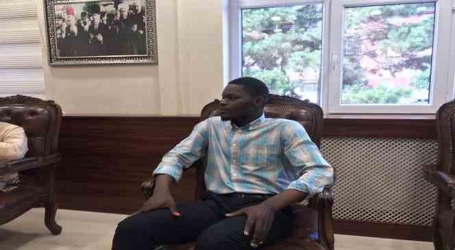 Beninli gen&ccedil; Kelime-i Şehadet getirerek m&uuml;sl&uuml;man oldu, &rsquo;Halit&rsquo; ismini aldı
