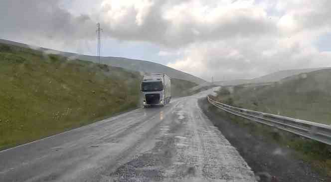 Ardahan&rsquo;da sağanak ve dolu etkili oldu
