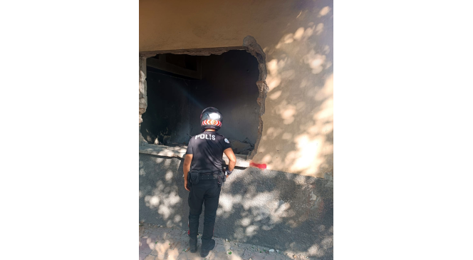 Hasarlı binaların çevresinde polis denetimi