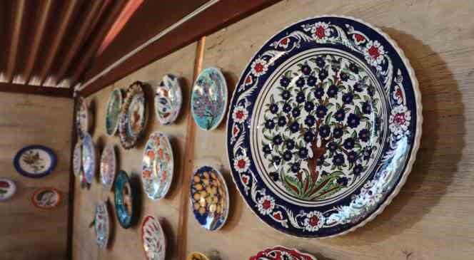 Tescilli yazma desenlerini bin yıllık sanata aktardı
