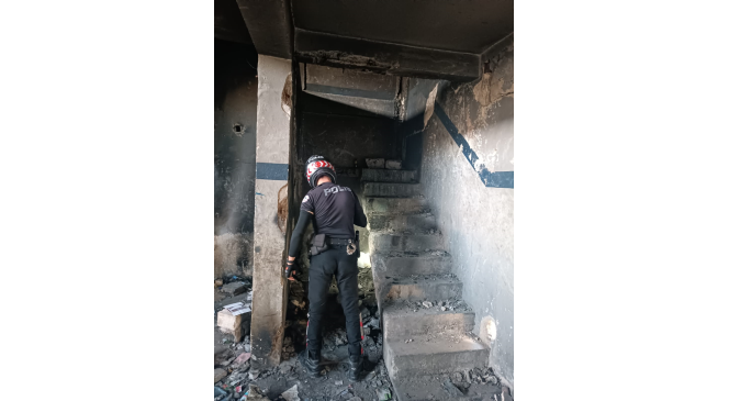 Hasarlı binaların çevresinde polis denetimi
