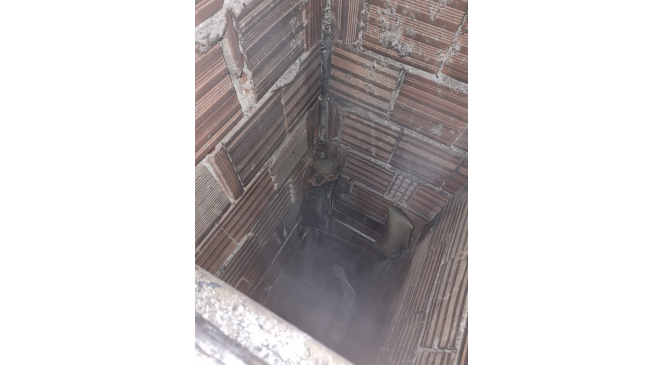 Çiftlikköy’deki binanın havalandırma boşluğunda yangın