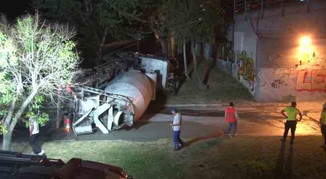 Beyoğlu’nda kontrolden çıkıp virajı alamayan beton mikseri yan yattı