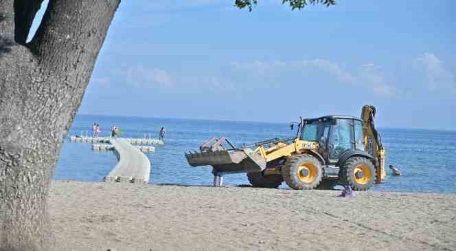 Akasya Plajı’nda rutin temizlik