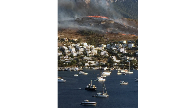 Bodrum’da Türkbükü yangını geniş alana yayıldı