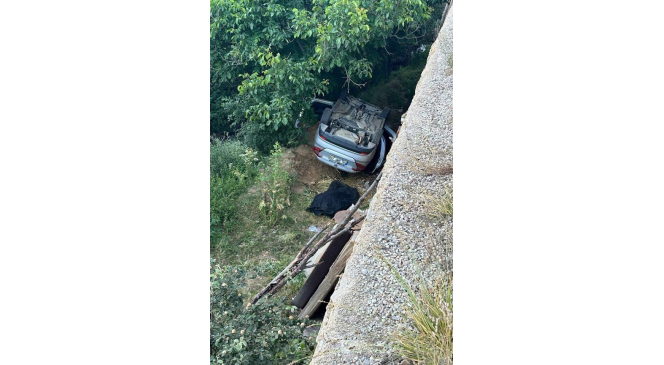 G&uuml;m&uuml;şhane&rsquo;de otomobil istinat duvarından aşağıya d&uuml;şt&uuml;: 1 &ouml;l&uuml;, 1 yaralı
