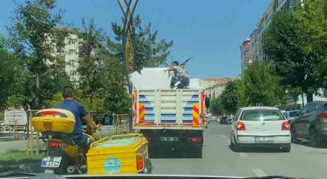 Aksaray&rsquo;da kamyonet kasasında tehlikeli yolculuk
