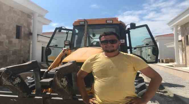 Kepçe ile yaprak sarması yedirdi