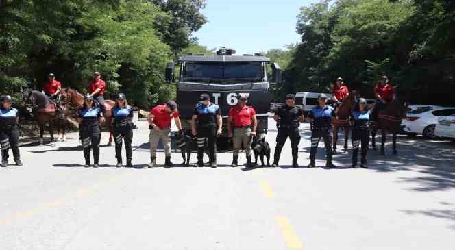 Belgrad Ormanı’nda yangınlara karşı atlı ve köpekli denetim