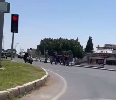 Yol ortasında tekme tokatlı "kaza" kavgası
