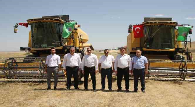 Kaymakam Bayram biçerdöverle hasat yaptı