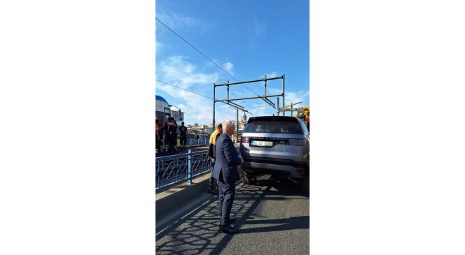 Galata K&ouml;pr&uuml;s&uuml;&rsquo;nde rayların &uuml;st&uuml;nde kalan cip kaldırıldı, seferler normale d&ouml;nd&uuml;
