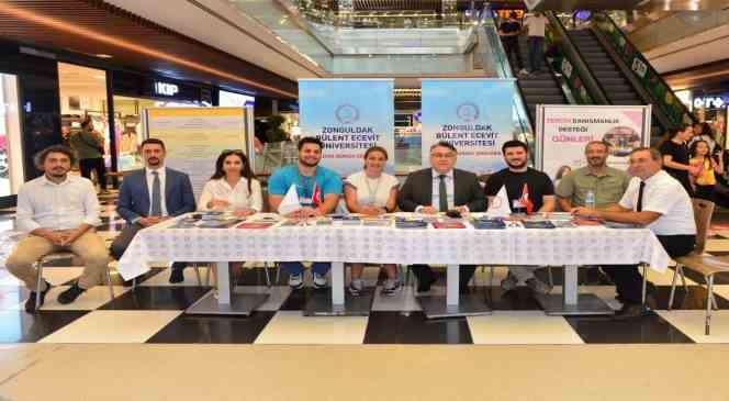 Rekt&ouml;r &Ouml;z&ouml;l&ccedil;er, &uuml;niversite adayı &ouml;ğrencilerle buluştu

