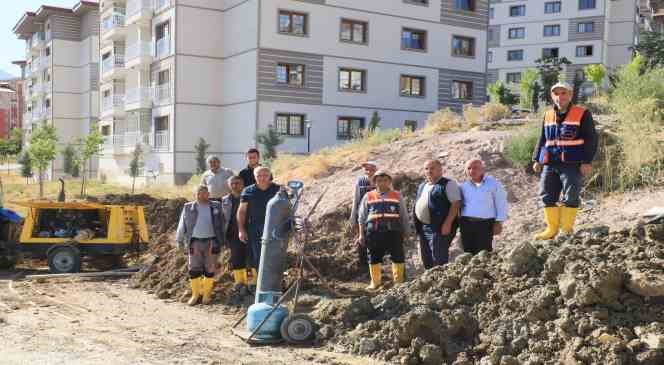 Belediye çalışanları sıcaklarla mücadele gediyor