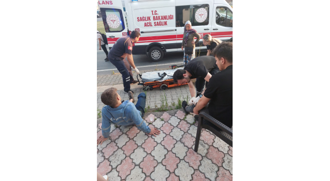 Motosiklet ile otomobil &ccedil;arpıştı: 2 yaralı
