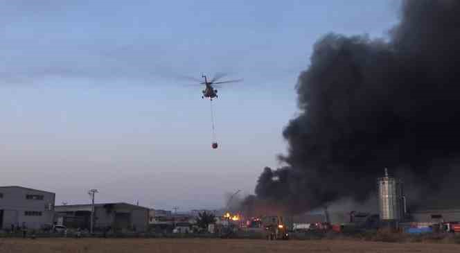 Bursa&rsquo;da fabrika yangını 4,5 saattir devam ediyor, alevler 10 fabrikada etkili oldu
