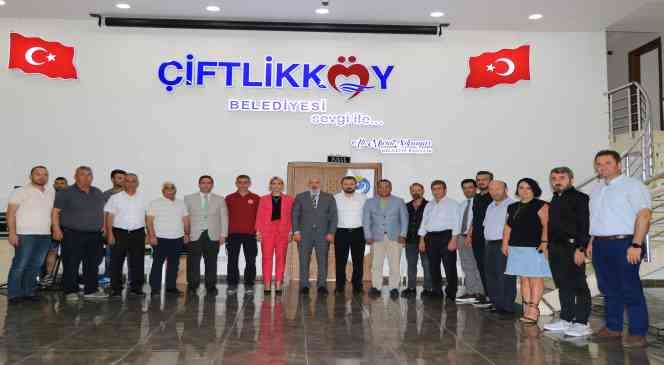 Y&uuml;ksek zammı alan iş&ccedil;iler Başkanı omuzlarda taşıdı
