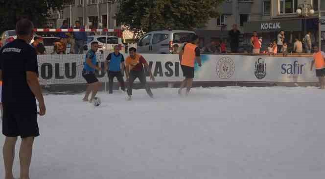 Tuzdan sahada futbol maçı yaptılar
