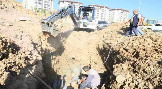 Belediye &ccedil;alışanları sıcaklarla m&uuml;cadele gediyor
