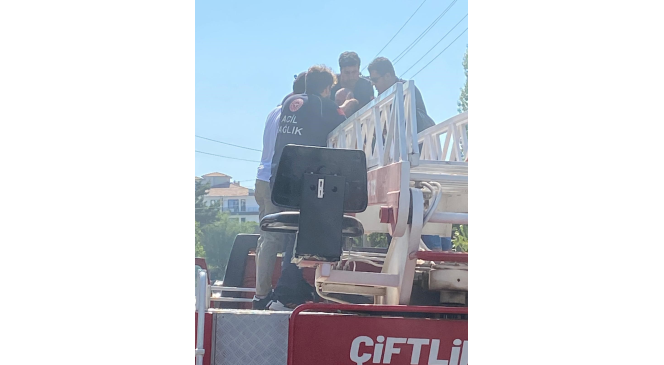 Yalova&rsquo;da &ccedil;ıkan yangında 92 yaşındaki yaşlı adamı itfaiye ekipleri kurtardı
