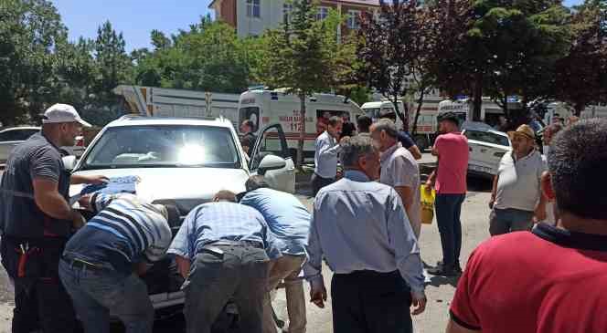 Ahlat Belediye Başkanı &Ccedil;oban trafik kazası ge&ccedil;irdi
