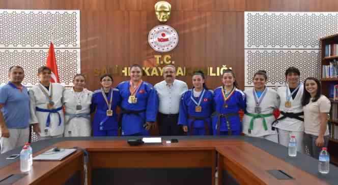 Kaymakam Sağlam’dan, şampiyon judoculara altın