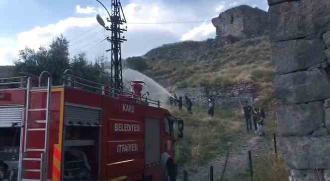 Kars Kalesi’nin etrafındaki otları ateşe verdiler