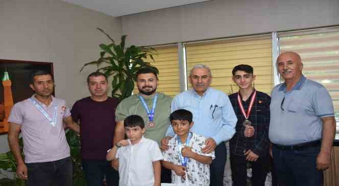 Siirt Belediyesi başarılı sporcuları altınla ödüllendirdi