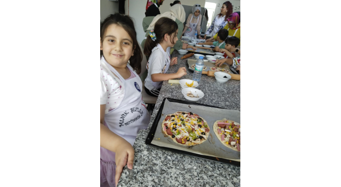 Minik şefler anneleri ile birlikte pizza yaptı