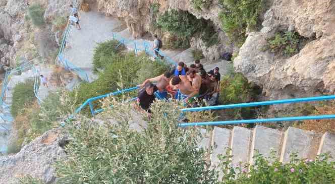 Antalya’da 40 metrelik falezlerden denize düşen Rus kadın turist için kurtarma seferberliği