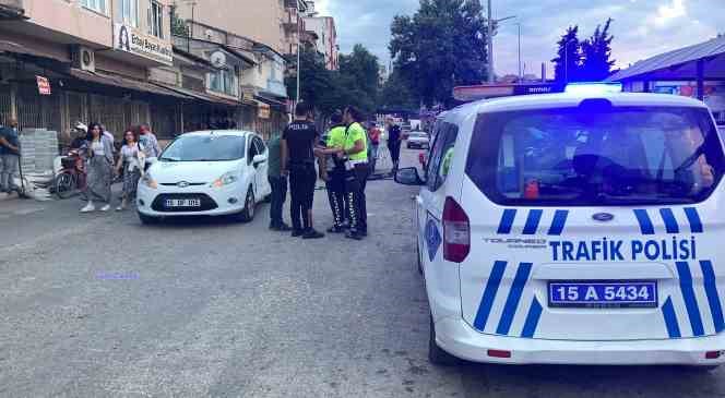 Eşini başkasıyla g&ouml;r&uuml;nce şof&ouml;re saldırdı, 3 aracın kaza yapmasına neden oldu
