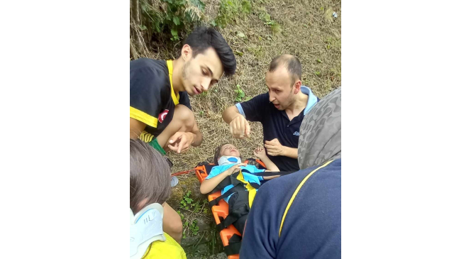 Otomobil Ağasar Deresine u&ccedil;tu: 4 yaralı
