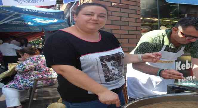 Eskişehir’de lokantadan vatandaşlara aşure hayrı