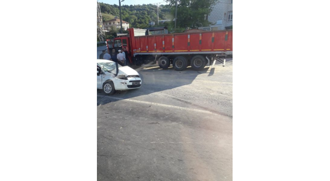 Kdz. Ereğli&rsquo;de kamyonla otomobil &ccedil;arpıştı: 1 yaralı
