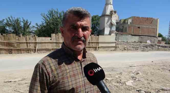 Yıkılan caminin minaresindeki hilali almak i&ccedil;in her gece minareye tırmanıyor
