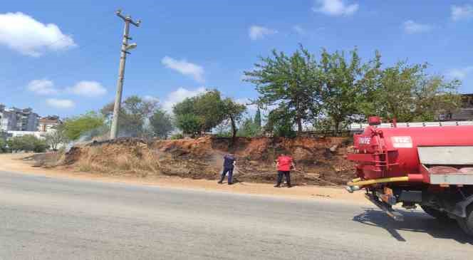 Manavgat&rsquo;ta ot ve makilik yangını b&uuml;y&uuml;meden s&ouml;nd&uuml;r&uuml;ld&uuml;
