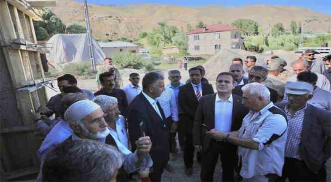 Vali Akbıyık, cami ve Kur’an kursu inşaatında incelemelerde bulundu