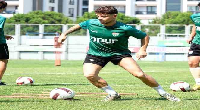 Bursaspor h&uuml;cum &ccedil;alıştı
