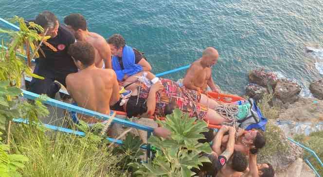 Antalya’da 40 metrelik falezlerden denize düşen Rus kadın turist için kurtarma seferberliği