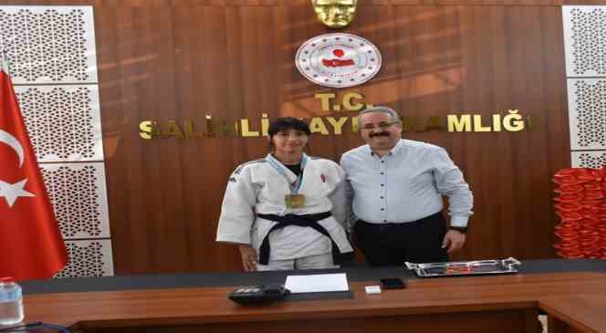 Kaymakam Sağlam&rsquo;dan, şampiyon judoculara altın
