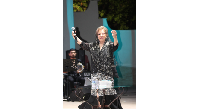 &Uuml;nl&uuml; Halk M&uuml;zisyeni Bedia Akart&uuml;rk, Denizlililere unutulmaz gece yaşattı
