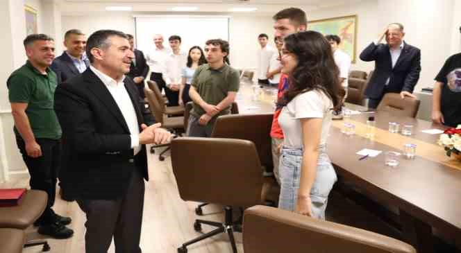 Vali Atay başarılı &ouml;ğrencileri &ouml;d&uuml;llendirdi
